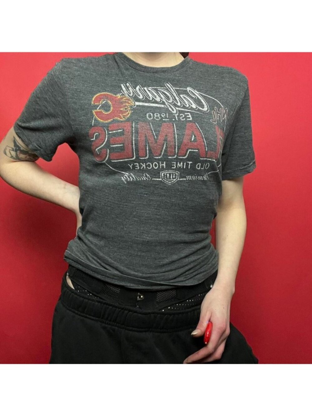 NHL old time hockey / grey Calgary flames tee shirt  ❤️🩶​